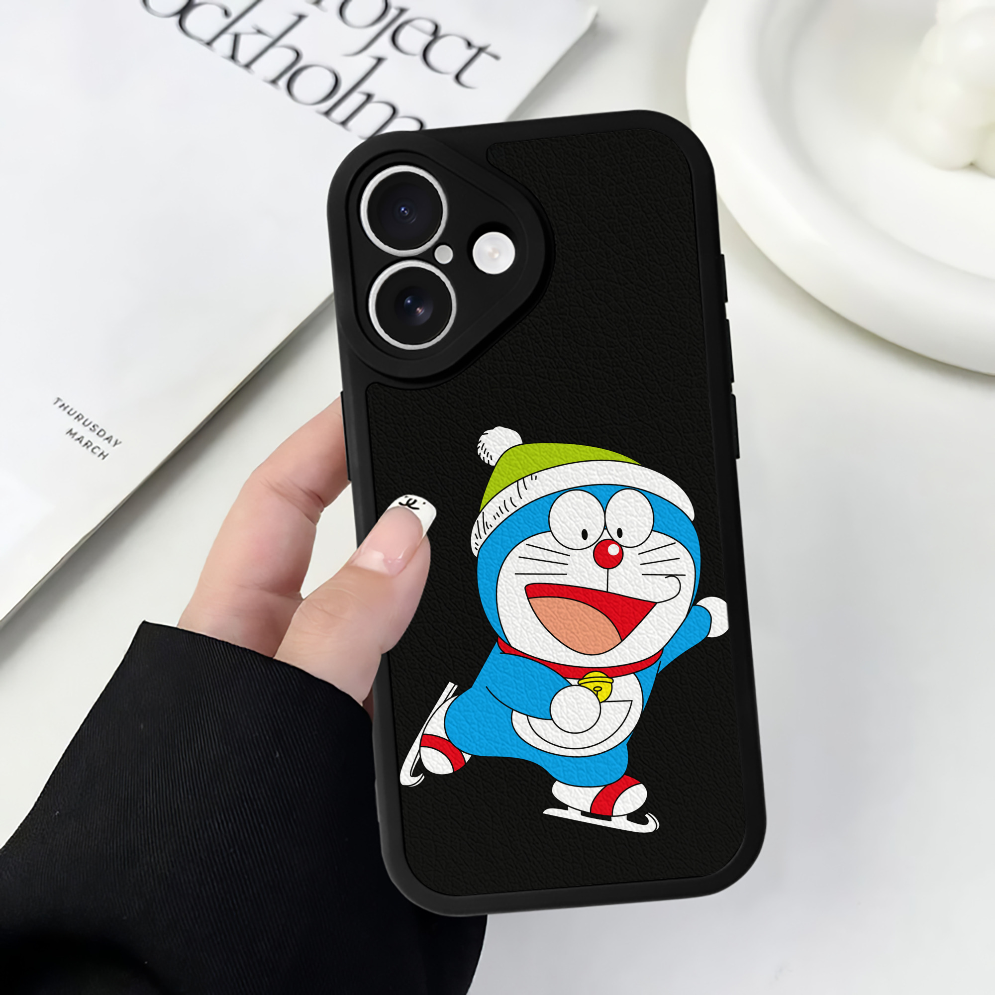 （画像用） ドラえもん Doraemon 【iPhone 16シリーズ対応】シリコンスマホケース（レザー調） 材質：シリコン